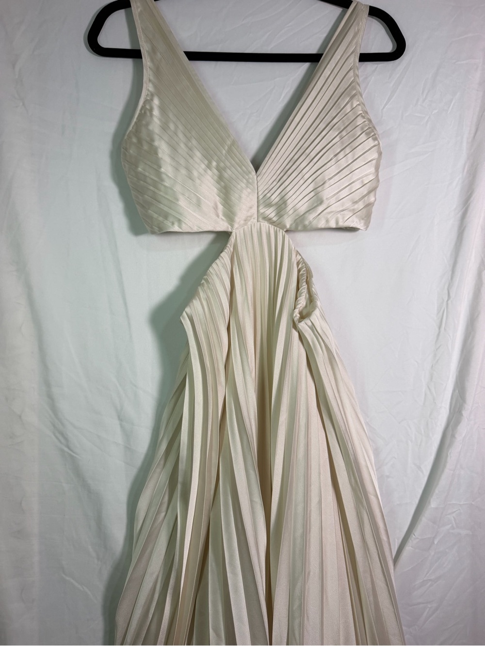 Abercrombie & Fitch Ivory Plunging V-Neck Pleated Maxi Dress - Picture 2 of 9